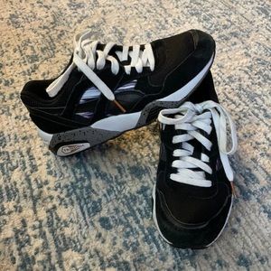 Like new puma tennis shoes!